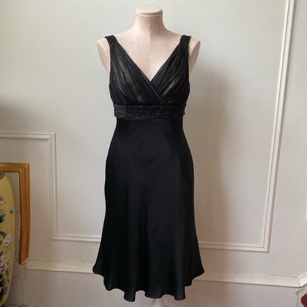 Elegant Black V-Neck Sleeveless Dress